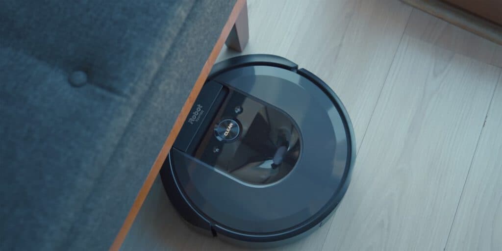 Saugroboter reinigt den Boden unter dem Sofa